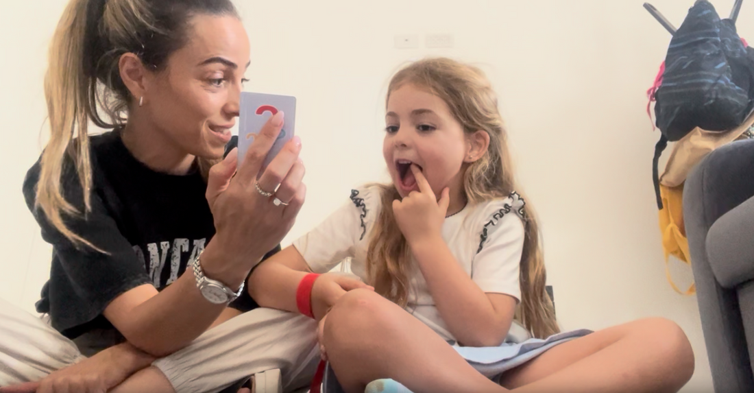 מור וכרמל משחקות במשחק "זיכרון אותיות"